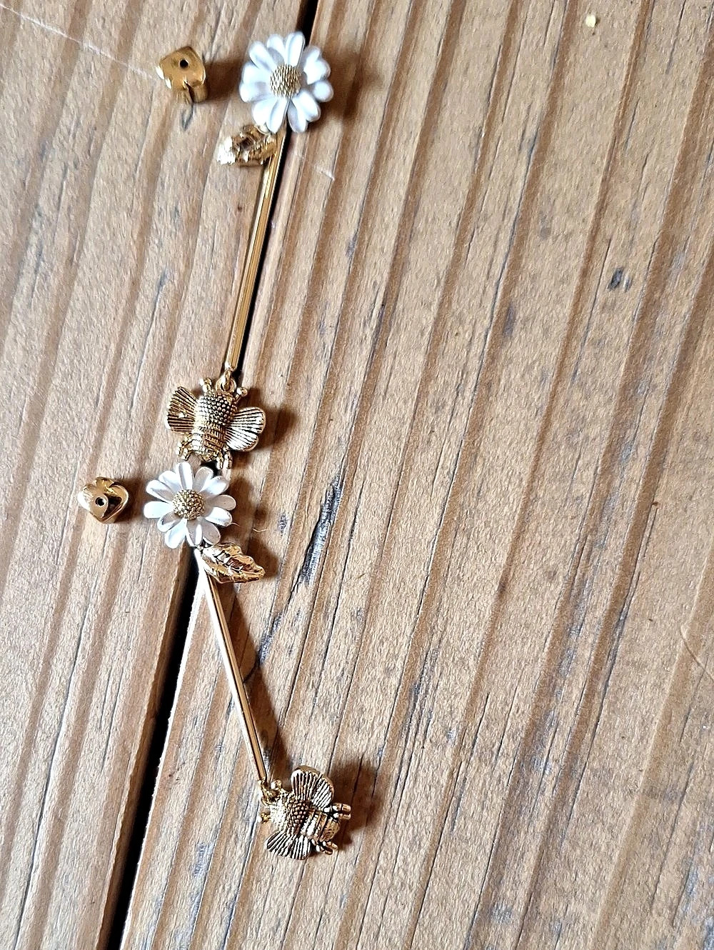 Kate Spade Floral Bee Drop Earrings in Gold & White Like New